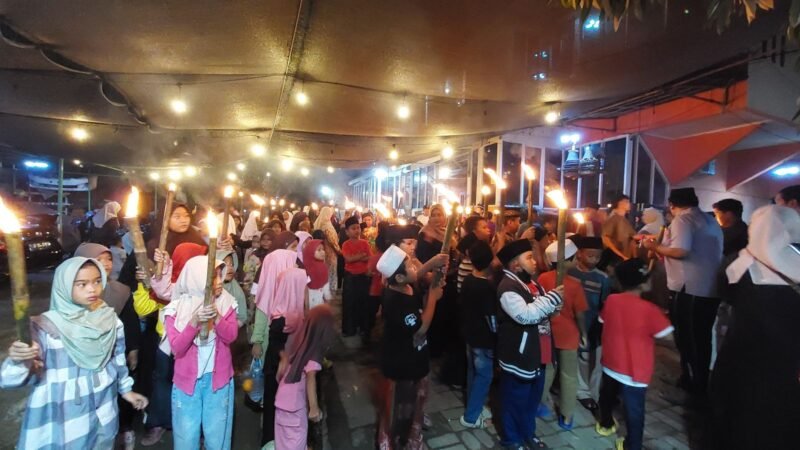 Sejumlah bocah mengikuti pawai obor di Kecamatan Periuk, Kota Tangerang, Pawai obor tersebut dalam rangka menyambut bulan suci ramadhan (Foto: Istimewa)