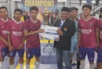 Penyerahan Hadiah Juara 1 dalam Pekatan Turnamen Futsal (Foto: Agung/Pusat-Berita)
