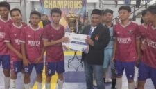 Penyerahan Hadiah Juara 1 dalam Pekatan Turnamen Futsal (Foto: Agung/Pusat-Berita)