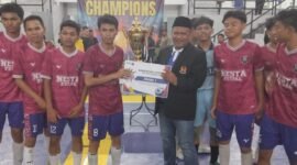 Penyerahan Hadiah Juara 1 dalam Pekatan Turnamen Futsal (Foto: Agung/Pusat-Berita)