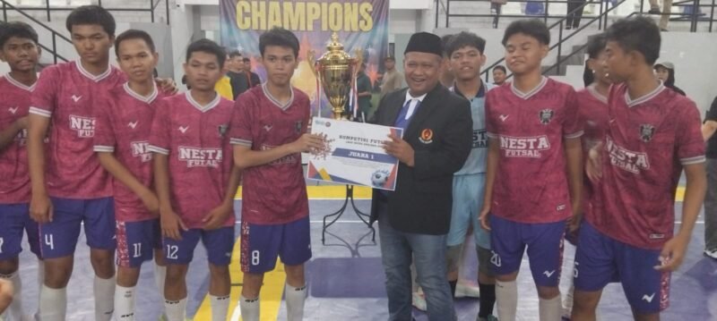Penyerahan Hadiah Juara 1 dalam Pekatan Turnamen Futsal (Foto: Agung/Pusat-Berita)