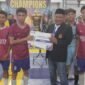 Penyerahan Hadiah Juara 1 dalam Pekatan Turnamen Futsal (Foto: Agung/Pusat-Berita)