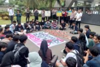 BEM UMT Gelar Aksi Depan Polres Metro Tangerang Kota (Foto: Agung/Pusat-Berita)