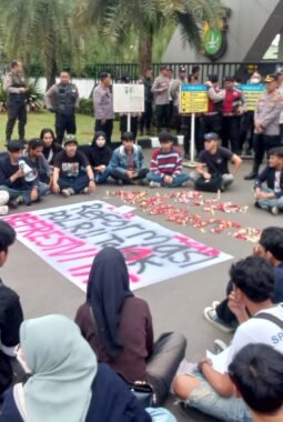 BEM UMT Tuntut Keadilan Arianto di Polres Metro Tangerang Kota