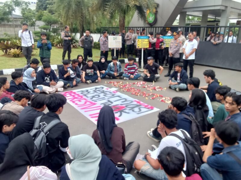 BEM UMT Gelar Aksi Depan Polres Metro Tangerang Kota (Foto: Agung/Pusat-Berita)