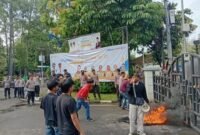 Mahasiswa Sentral Mahasiswa Tangerang (SEMATA) menggelar aksi demonstrasi di depan Gedung Pusat Pemerintahan Kota Tangerang (Foto: Istimewa)