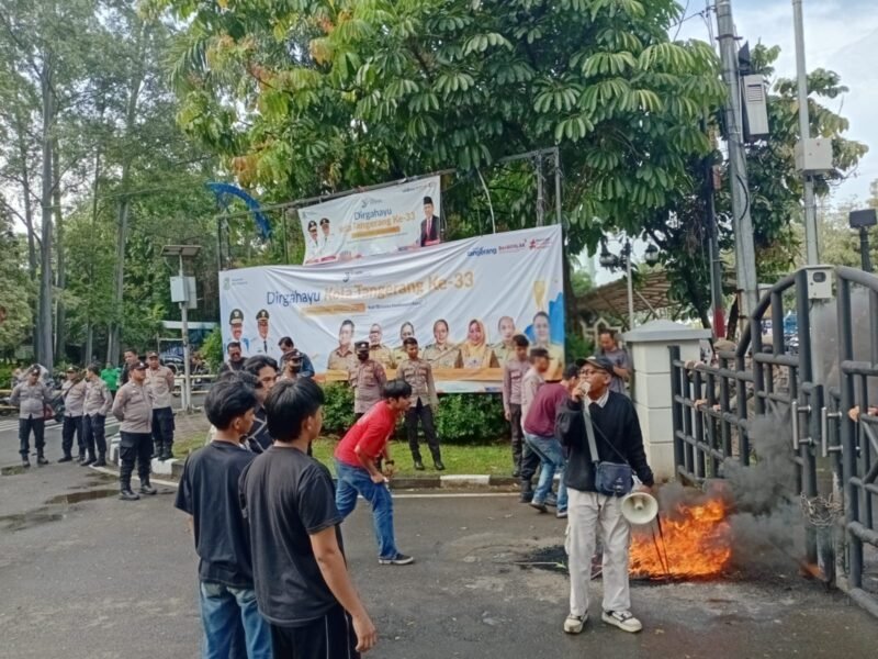 Mahasiswa Sentral Mahasiswa Tangerang (SEMATA) menggelar aksi demonstrasi di depan Gedung Pusat Pemerintahan Kota Tangerang (Foto: Istimewa)