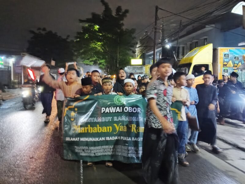 Antusias Pawai Obor Warga Rawa Bokor, Kecamatan Benda. 