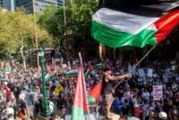 Ribuan orang berkumpul di seluruh Australia pada hari Senin (9/2/2026) untuk menolak kedatangan Presiden Israel Isaac Herzog, yang melakukan kunjungan ke beberapa kota untuk menyatakan solidaritas dengan komunitas Yahudi Australia setelah penembakan massal yang menewaskan banyak orang tahun lalu. (REUTERS/Jeremy Piper).