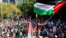 Ribuan orang berkumpul di seluruh Australia pada hari Senin (9/2/2026) untuk menolak kedatangan Presiden Israel Isaac Herzog, yang melakukan kunjungan ke beberapa kota untuk menyatakan solidaritas dengan komunitas Yahudi Australia setelah penembakan massal yang menewaskan banyak orang tahun lalu. (REUTERS/Jeremy Piper).