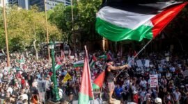 Ribuan orang berkumpul di seluruh Australia pada hari Senin (9/2/2026) untuk menolak kedatangan Presiden Israel Isaac Herzog, yang melakukan kunjungan ke beberapa kota untuk menyatakan solidaritas dengan komunitas Yahudi Australia setelah penembakan massal yang menewaskan banyak orang tahun lalu. (REUTERS/Jeremy Piper).