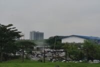 Tumpukan sampah dan berasap yang terlihat dari  dalam area bandara Soekarno Hatta (Doc. Istimewa/PusatBerita)