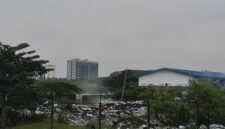 Tumpukan sampah dan berasap yang terlihat dari dalam area bandara Soekarno Hatta (Doc. Istimewa/PusatBerita)