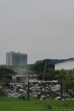 Tampak Asap Pembakaran Sampah Dekat Kawasan Bandara Soekarno-Hatta