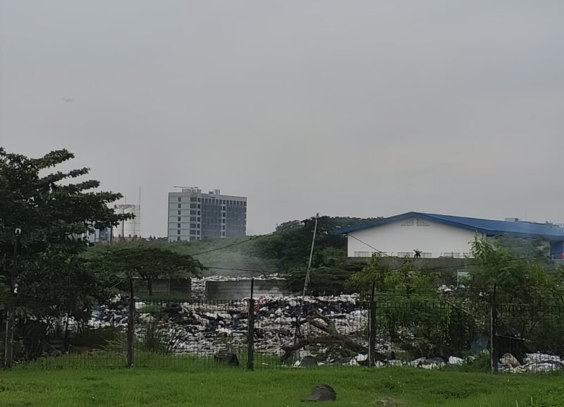 Tumpukan sampah dan berasap yang terlihat dari  dalam area bandara Soekarno Hatta (Doc. Istimewa/PusatBerita)