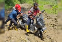 Pemudik saat dievakuasi Damkar akibat nyasar Ikuti Google Maps (foto: istimewa).