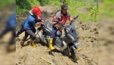 Pemudik saat dievakuasi Damkar akibat nyasar Ikuti Google Maps (foto: istimewa).