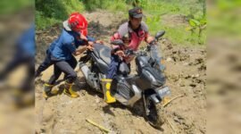 Pemudik saat dievakuasi Damkar akibat nyasar Ikuti Google Maps (foto: istimewa).