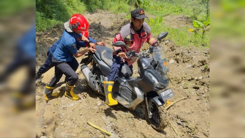 Pemudik saat dievakuasi Damkar akibat nyasar Ikuti Google Maps (foto: istimewa).