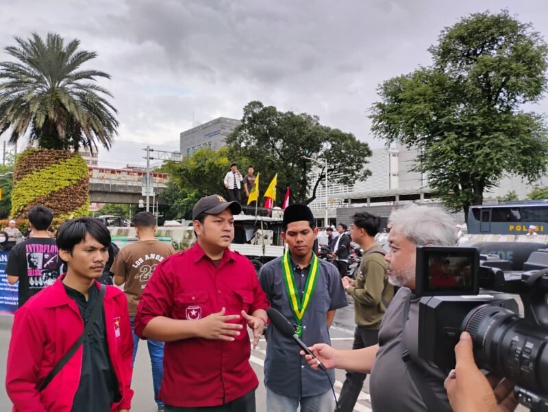 Aliansi Peduli Iran gelar aksi di depan Kedubes AS buntut agresi militer Israel, Jumat (6/3) 2026 (foto: Topan Bagaskara/pusat-berita.com).