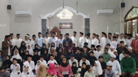 Buka Puasa Bersama dan Santunan Anak Yatim di Mesjid Al-Muqorobbin Lubang Buaya Jakarta Timur (Foto: Istimewa)