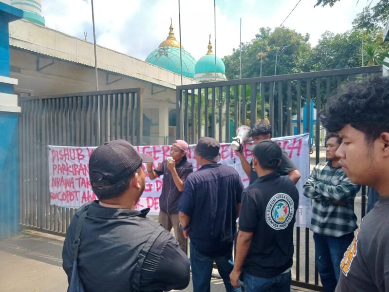 Forum Persatuan Pemuda Neglasari (FP2N) kembali menggelar aksi di Kantor Dinas Perhubungan (Dishub) Kota Tangerang (Foto: Istimewa)