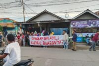 Mahasiswa yang tergabung dalam Forum Aksi Mahasiswa (FAM) berkolaborasi dengan pemuda Desa Buaran Jati menggelar kegiatan bakti sosial (Foto: Istimewa)