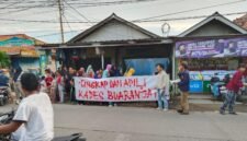 Mahasiswa yang tergabung dalam Forum Aksi Mahasiswa (FAM) berkolaborasi dengan pemuda Desa Buaran Jati menggelar kegiatan bakti sosial (Foto: Istimewa)