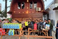 Pengurus Besar Serikat Mahasiswa Muslimin Indonesia (PB SEMMI) melaksanakan kegiatan sosial dengan membagikan takjil dan hampers (Foto: Istimewa)