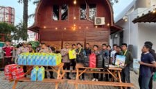 Pengurus Besar Serikat Mahasiswa Muslimin Indonesia (PB SEMMI) melaksanakan kegiatan sosial dengan membagikan takjil dan hampers (Foto: Istimewa)
