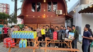 Pengurus Besar Serikat Mahasiswa Muslimin Indonesia (PB SEMMI) melaksanakan kegiatan sosial dengan membagikan takjil dan hampers (Foto: Istimewa)