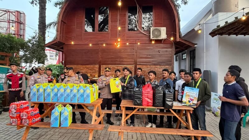 Pengurus Besar Serikat Mahasiswa Muslimin Indonesia (PB SEMMI) melaksanakan kegiatan sosial dengan membagikan takjil dan hampers (Foto: Istimewa)