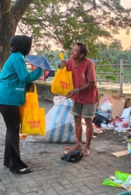 Bangun Berkah Ramadhan Dema STISNU Nusantara Gelar Bagi Takjil