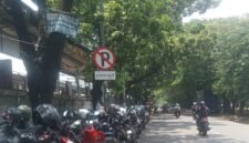 Penampakan parkir liar di trotoar Stasiun Batuceper (Foto: Agung/Pusat-Berita)