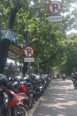 Penampakan Parkir Liar di Area Stasiun Batuceper