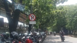 Penampakan parkir liar di trotoar Stasiun Batuceper (Foto: Agung/Pusat-Berita)