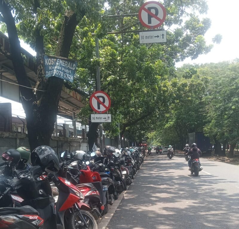 Penampakan parkir liar di trotoar Stasiun Batuceper (Foto: Agung/Pusat-Berita)