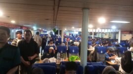 Kondisi Penumpang di dalam Kapal Fery Dari Bakauheni - Merak (Foto: Agung/Pusat-Berita)