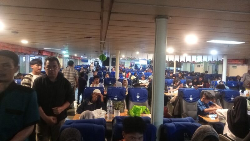 Kondisi Penumpang di dalam Kapal Fery Dari Bakauheni - Merak (Foto: Agung/Pusat-Berita)