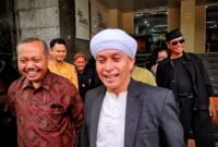 K.H. Abbas Billy Yachsy (kanan) selaku ketua PWI LS menyampaikan hasil pemeriksaan di Polda Metro Jaya, Selasa (3/3) 2026 (foto: Topan Bagaskara/pusat-berita.com).