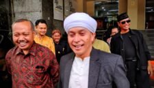 K.H. Abbas Billy Yachsy (kanan) selaku ketua PWI LS menyampaikan hasil pemeriksaan di Polda Metro Jaya, Selasa (3/3) 2026 (foto: Topan Bagaskara/pusat-berita.com).
