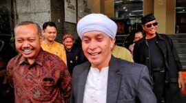 K.H. Abbas Billy Yachsy (kanan) selaku ketua PWI LS menyampaikan hasil pemeriksaan di Polda Metro Jaya, Selasa (3/3) 2026 (foto: Topan Bagaskara/pusat-berita.com).