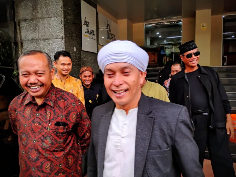 K.H. Abbas Billy Yachsy (kanan) selaku ketua PWI LS menyampaikan hasil pemeriksaan di Polda Metro Jaya, Selasa (3/3) 2026 (foto: Topan Bagaskara/pusat-berita.com).