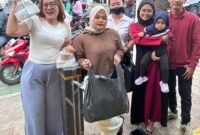 Eksekutif Wilayah Liga Mahasiswa Nasional untuk Demokrasi (EW-LMND) DKI Jakarta bersama jaringan komunitas perempuan berbagi takjil (Foto: Istimewa)