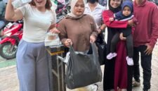 Eksekutif Wilayah Liga Mahasiswa Nasional untuk Demokrasi (EW-LMND) DKI Jakarta bersama jaringan komunitas perempuan berbagi takjil (Foto: Istimewa)