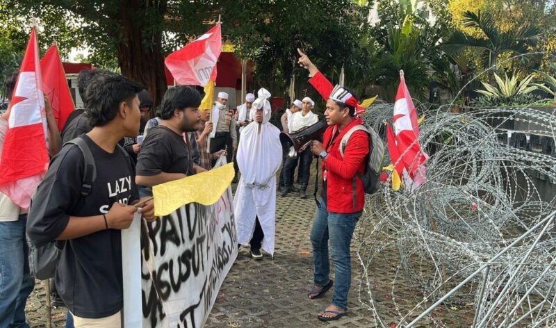 GMNI Jakarta Timur gelar aksi depan Gedung Merah Putih | Sumber: Ist