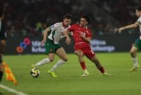 Nathan Tjoe-A-On berduel dengan pemain timnas Bulgaria dalam pertandingan Final FIFA Series 2026 (Foto: Detiksport)