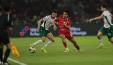 Nathan Tjoe-A-On berduel dengan pemain timnas Bulgaria dalam pertandingan Final FIFA Series 2026 (Foto: Detiksport)