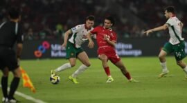 Nathan Tjoe-A-On berduel dengan pemain timnas Bulgaria dalam pertandingan Final FIFA Series 2026 (Foto: Detiksport)