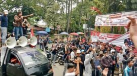 Sekelompok Mahasiswa Gelar Aksi di Depan Kantor Pemerintahan (Foto: Ilustrasi)